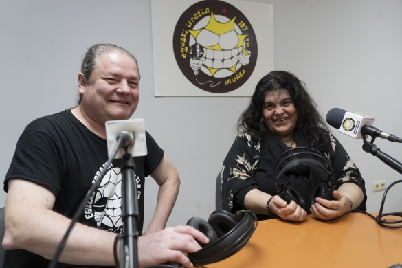 Iruñerriko Eguzki irratiko kide Pablo Calatayud eta Ines Martzilla, irratiaren Iruñeko Alde Zaharreko egoitzan, apirilaren 25ean. JAGOBA MANTEROLA / FOKU Iruñerriko Eguzki irratiko kide Pablo Calatayud eta Ines Martzilla, irratiaren Iruñeko Alde Zaharreko egoitzan, apirilaren 25ean. JAGOBA MANTEROLA / FOKU