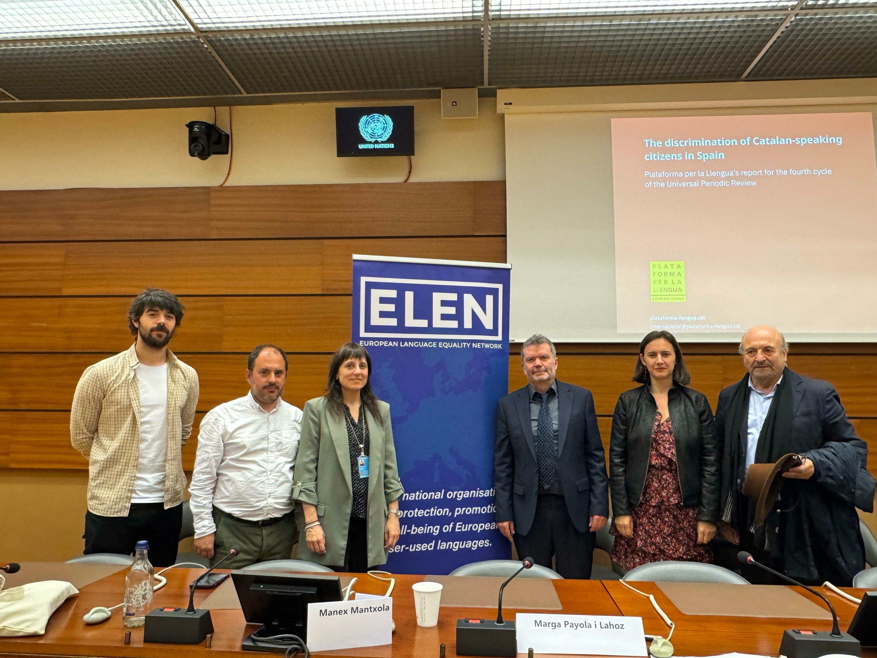 Hizkuntza eskubideen alde ari diren erakundeetako ordekarien agerraldia, ELENek antolatua, gaur, Genevan. BERRIA