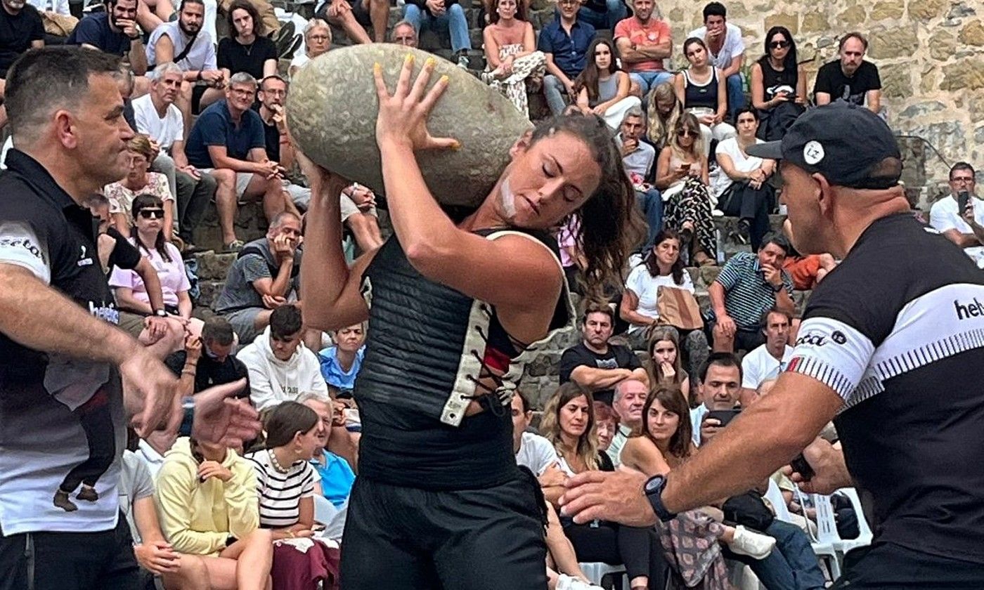 Ainitze Zumeta, Uliako Harria bizkarrera eramaten. DONOSTIA FESTAK.