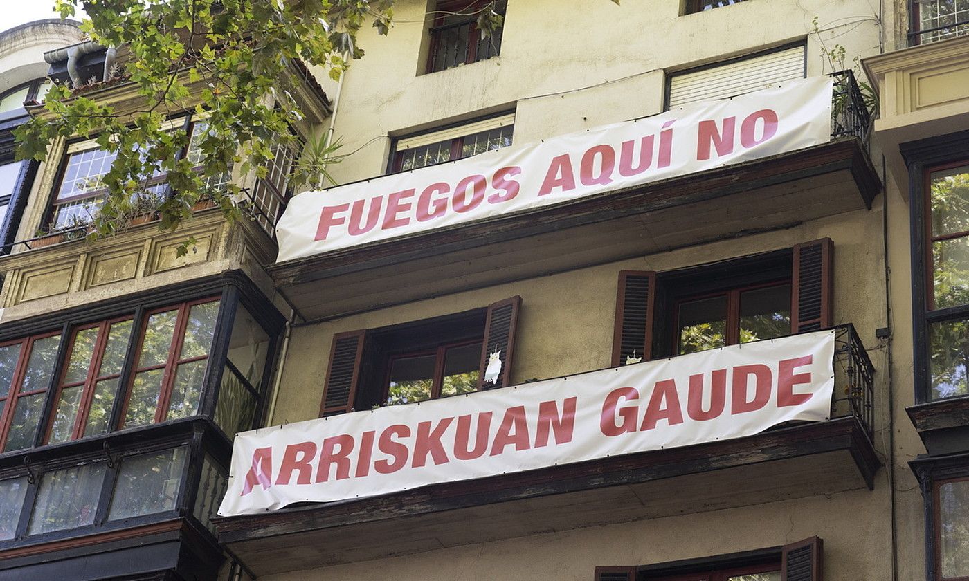 Pankartak Bilboko Epaltzaren Alarguna kaleko eraikin batean. M. DEL VALLE / FOKU. Pankartak Bilboko Epaltzaren Alarguna kaleko eraikin batean. M. DEL VALLE / FOKU.