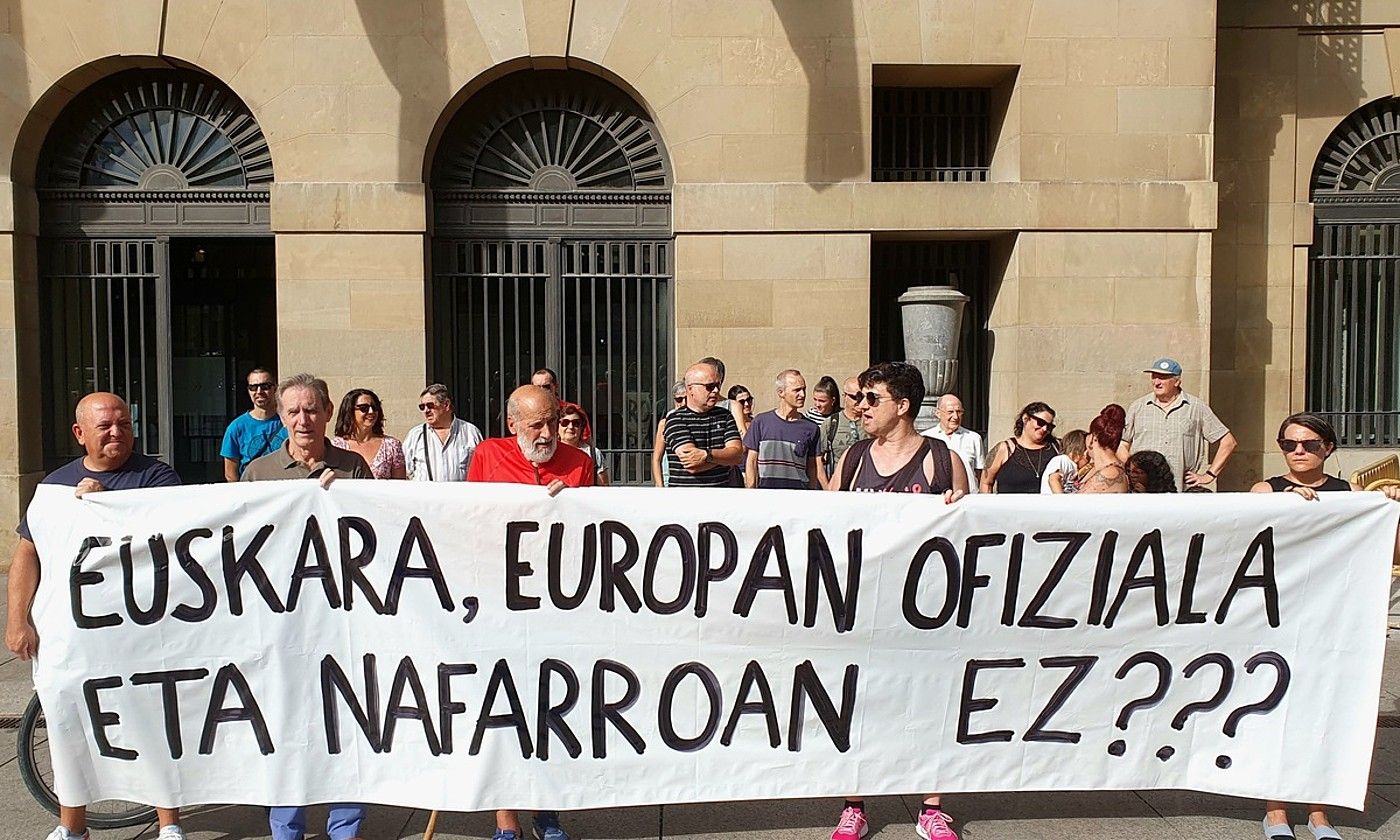 Euskara, Europan ofiziala eta Nafarroan ez? lelopean atzo egindako elkarretaratzea, Iruñean. BERRIA.