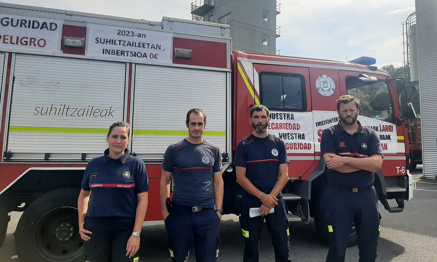 Ezkerretik eskuinera: Beatriz Aiala, Aritz Araneta, Gorka Goiatxe eta Imanol Andonegi, Donostiako suhiltzaileak. BERRIA. Ezkerretik eskuinera: Beatriz Aiala, Aritz Araneta, Gorka Goiatxe eta Imanol Andonegi, Donostiako suhiltzaileak. BERRIA.