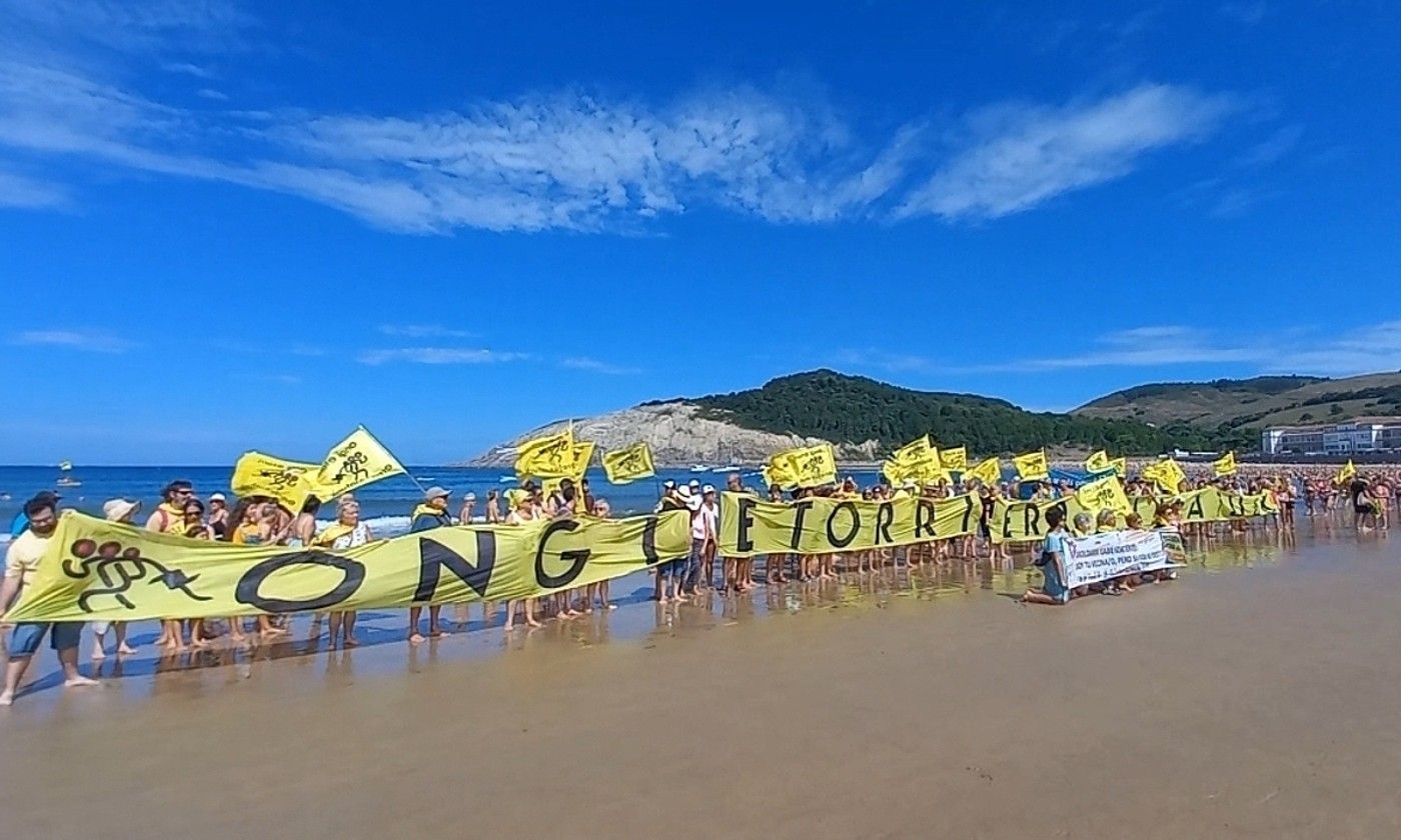 Ongi Etorri Errefuxiatuak elkarteak Plentziako hondartzan (Bizkaia) antolatutako Marea Horia, atzo. BERRIA. Ongi Etorri Errefuxiatuak elkarteak Plentziako hondartzan (Bizkaia) antolatutako Marea Horia, atzo. BERRIA.