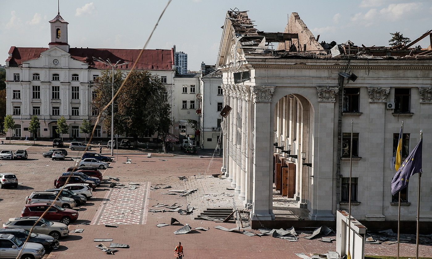 Txernihiveko antzoki nagusia, Errusiako armadak jaurtitako misilek kalte eginda, atzo, Ukraina iparraldean. OLEG PETRASYUK / EFE. Txernihiveko antzoki nagusia, Errusiako armadak jaurtitako misilek kalte eginda, atzo, Ukraina iparraldean. OLEG PETRASYUK / EFE.