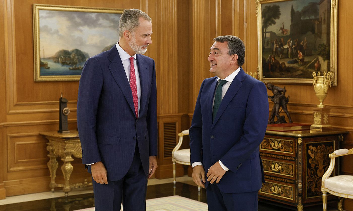 Espainiako errege Felipe VI.a Aitor Estebanekin, atzo. S.MARISCAL MARTINEZ / EFE.