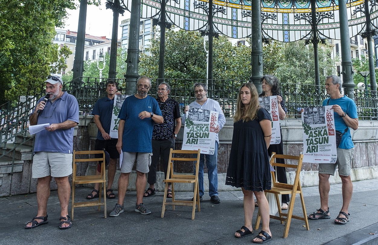 Gamazada Donostian herri ekinaldiko kideak, atzo, Donostiako Bulebarreko kioskoan. JON URBE/FOKU.