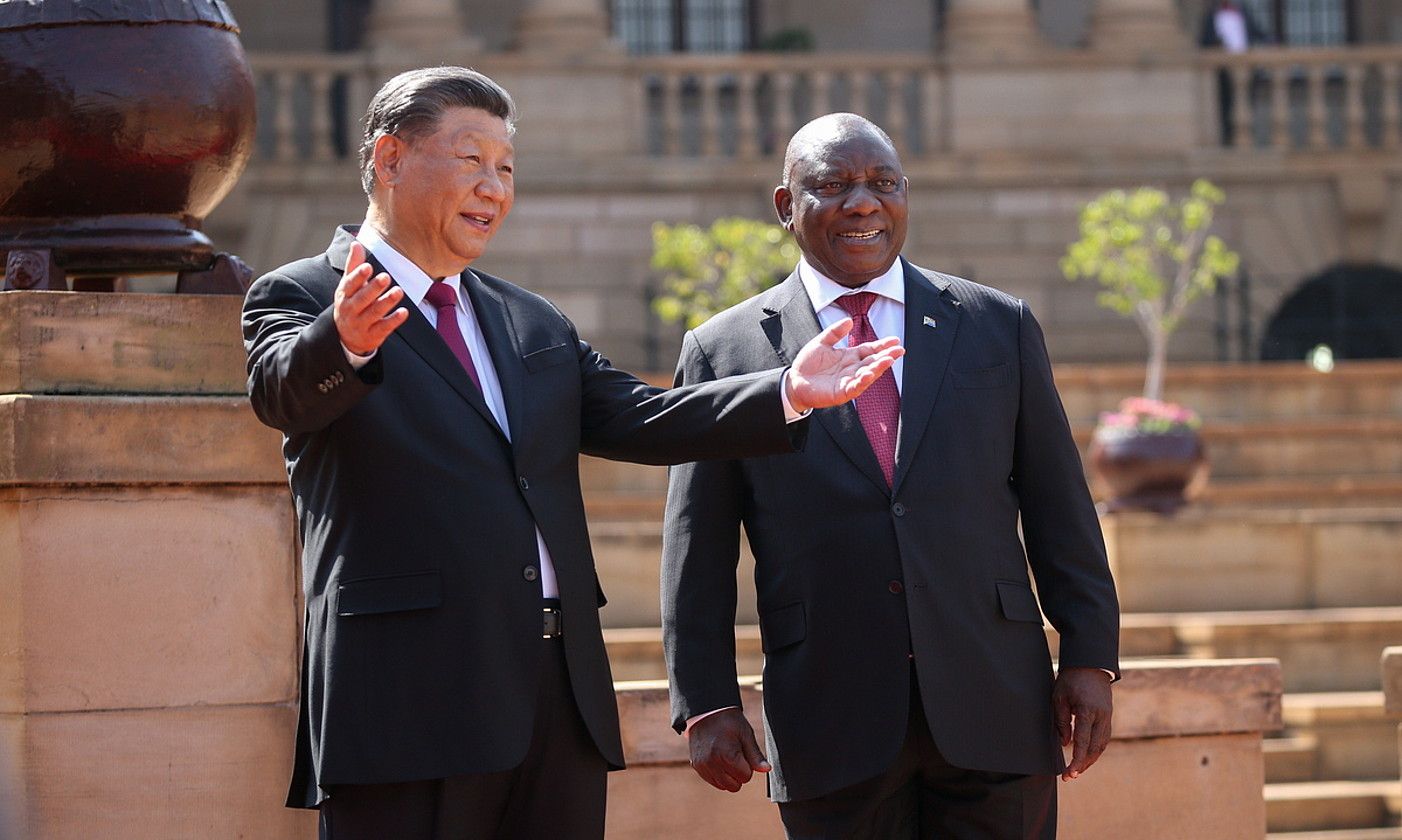Xi Jinping Txinako presdentea eta Cyril Ramaphosa Hegoafrikakoa, Pretorian, atzo. JKIM LUDBROOK / EFE.