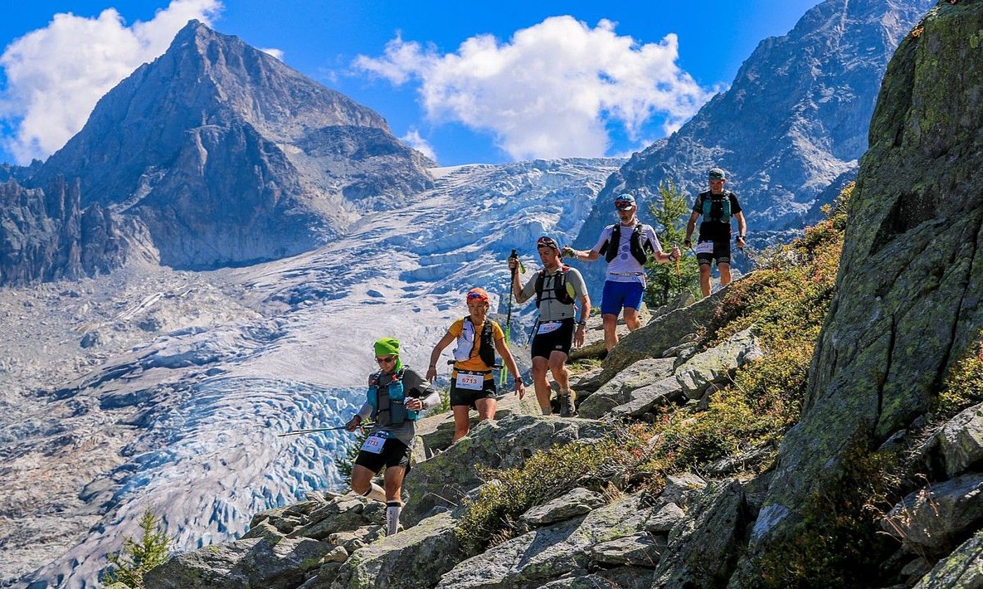 Mendi korrikalari batzuk, maldan behera, Mont Blancen inguruan MONT BLANCEKO ULTRATRAILA.