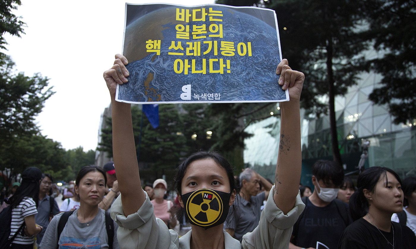 Fukushimako ur kutsatuak itsasora isurtzearen aurkako protesta bat, Seulen, Hego Korean, herenegun. JEON HEON-KYUN / EFE.