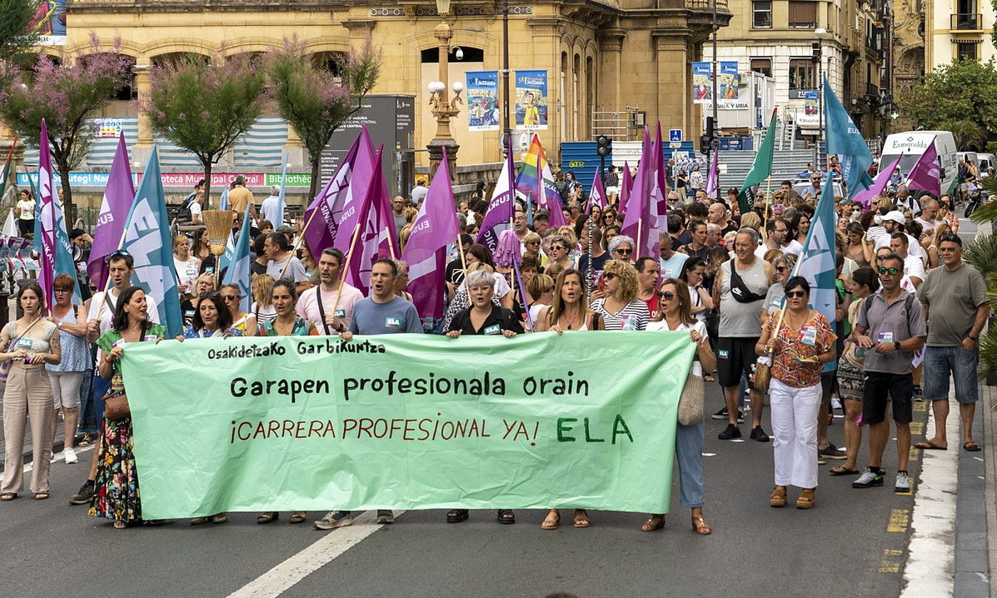 Ekainean Osakidetzako garbitzaileek egindako manifestazioa. GORKA RUBIO / FOKU. Ekainean Osakidetzako garbitzaileek egindako manifestazioa. GORKA RUBIO / FOKU.