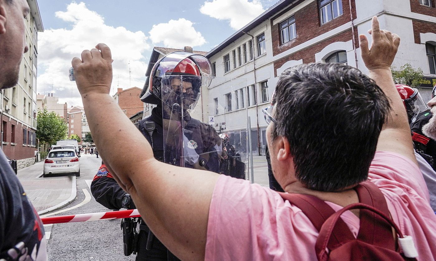 Algorta. Andre bat, etxegabetze baten aurka protestan. MARISOL RAMIREZ/FOKU.