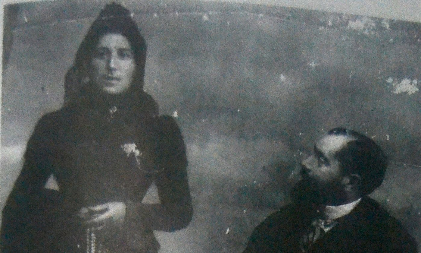 Nikolasa Atxikallende Iturri eta Sabino Arana Goiri ezkon aurreko argazkian, 1899an. -.