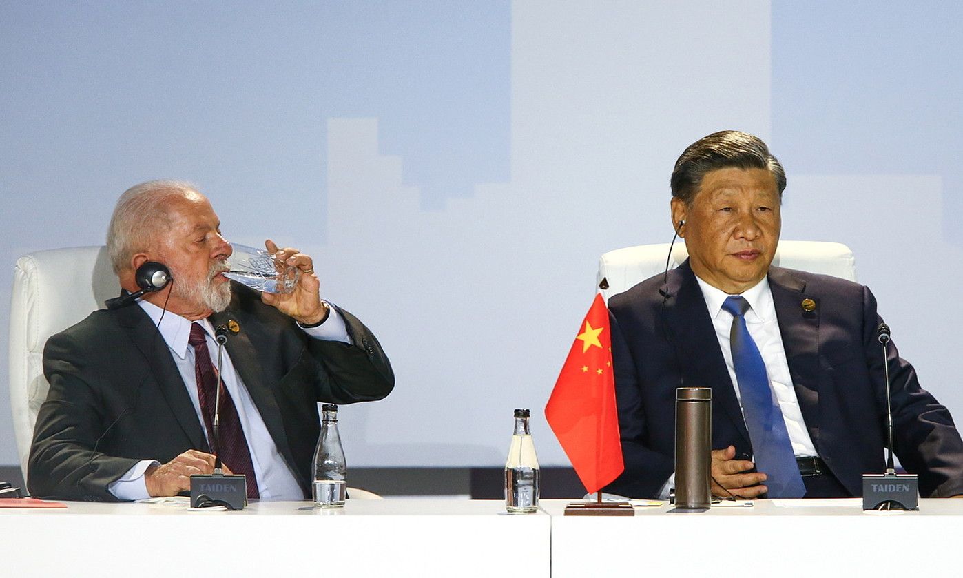 Luiz Inacio da Silva Lula Brasilgo presidentea eta Xi Jinping Txinakoa BRICSekoen bileran, ostegunean. KIM LUDBROOK / EFE.