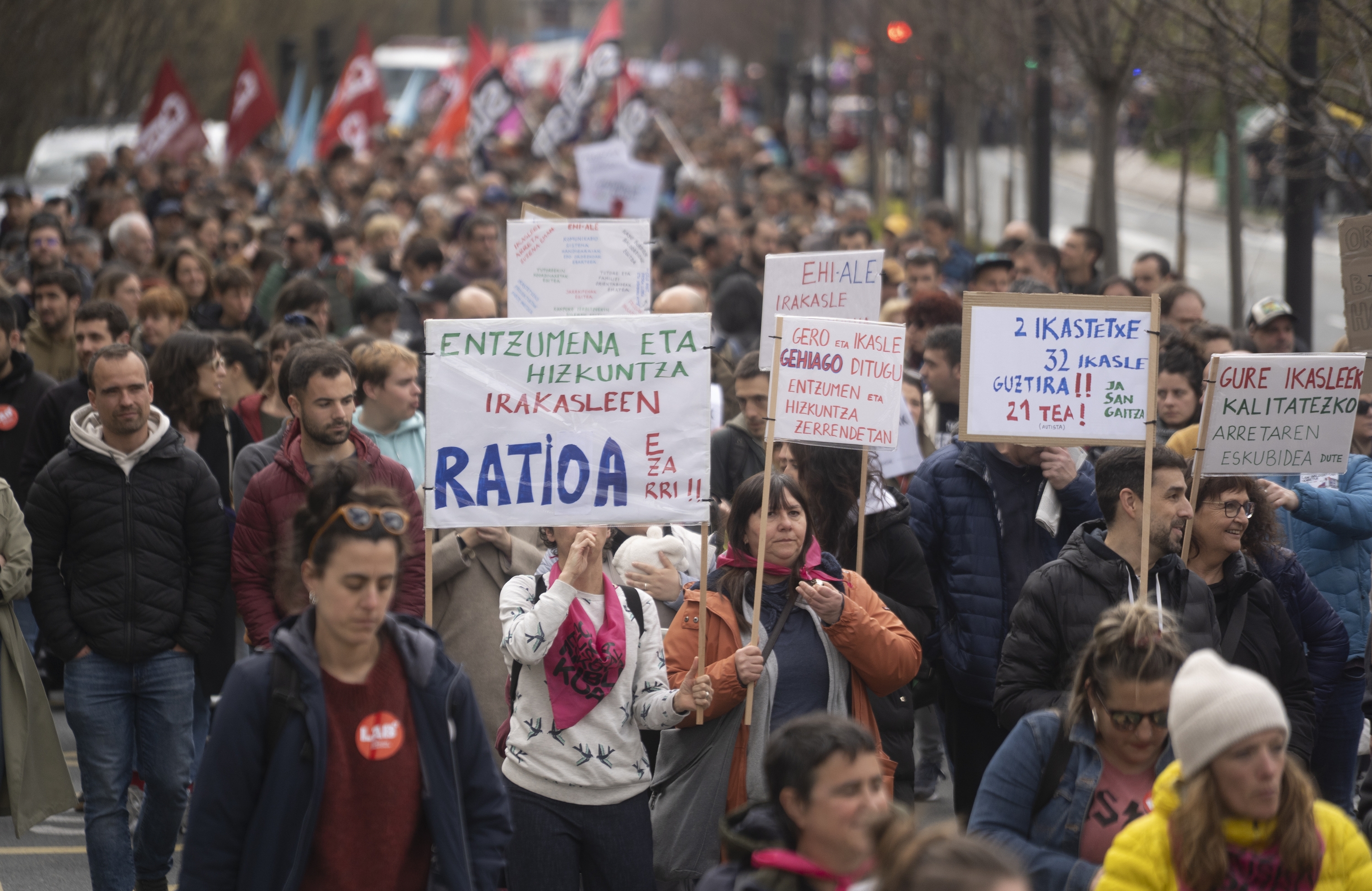 Irakasleen grebaren harira antolatutako manifestazio bat, Gasteizen, apirilaren 2an. JAGOBA MANTEROLA / FOKU