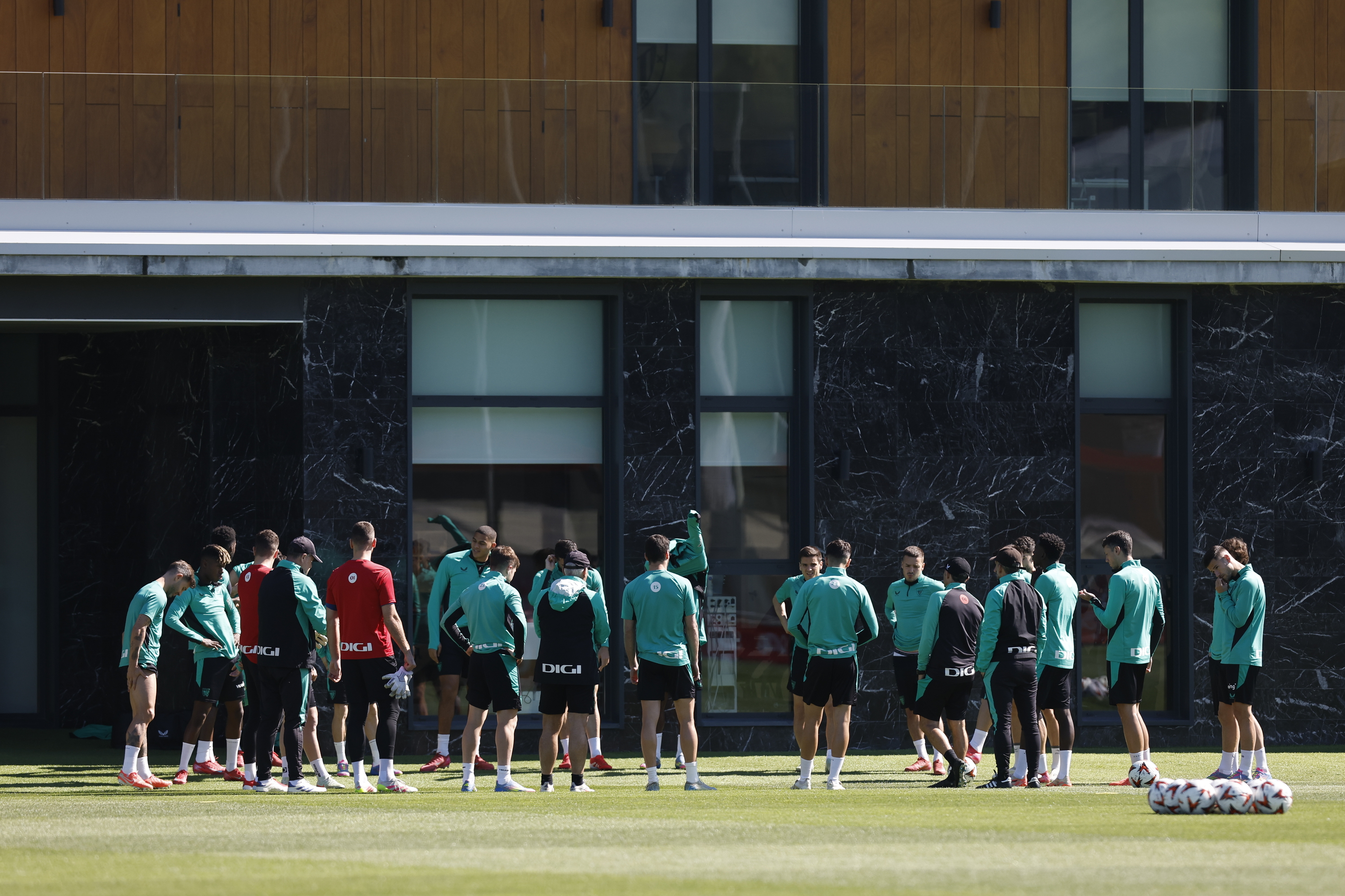 Athleticeko jokalariak borobilean bilduta, asteleheneko entrenamenduan, Lezaman. MIGUEL TOÑA / EFE