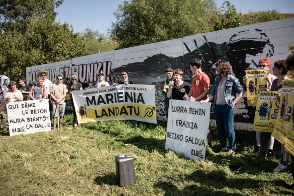 Eragileek Marieneko lurretan egin duten prentsaurrekoa, gaur goizean, Kanbon. PATXI BELTZAIZ Eragileek Marieneko lurretan egin duten prentsaurrekoa, gaur goizean, Kanbon. PATXI BELTZAIZ