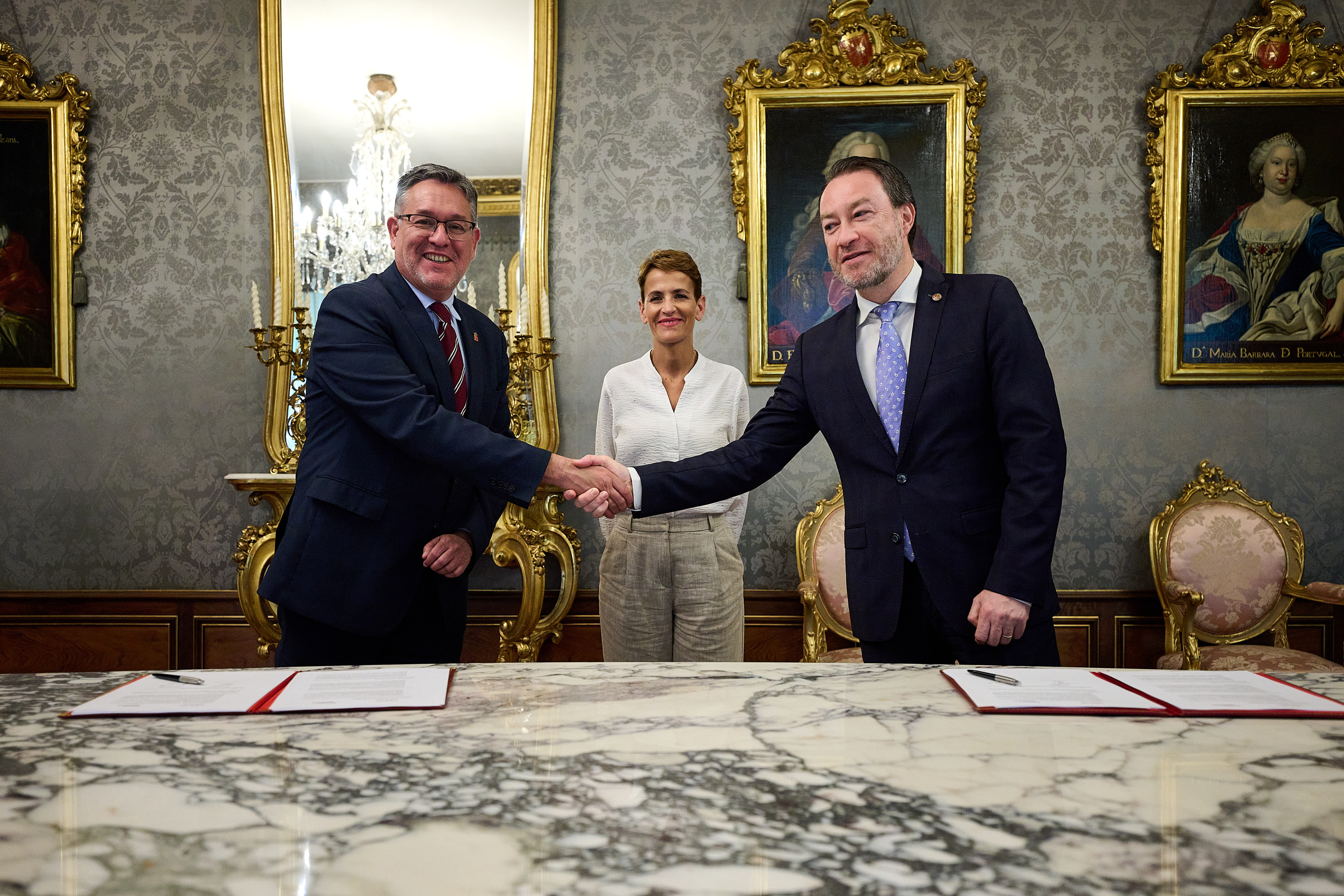 Juan Luis Garcia Unibertsitate kontseilaria eta Ramiro Gonzalo NUPeko errektorea, elkarri eskua ematen, eta haiei begira, Maria Txibite lehendakaria. MIGUEL OSES / NAFARROAKO GOBERNUA