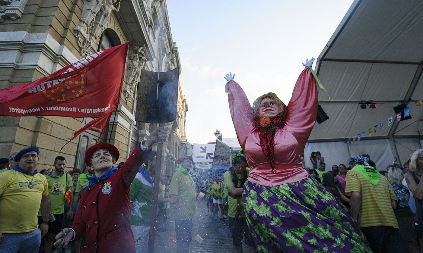 Izaskun Pinedo txupinera eta Marijaia, txosnen irekieran. ARITZ LOIOLA / FOKU.