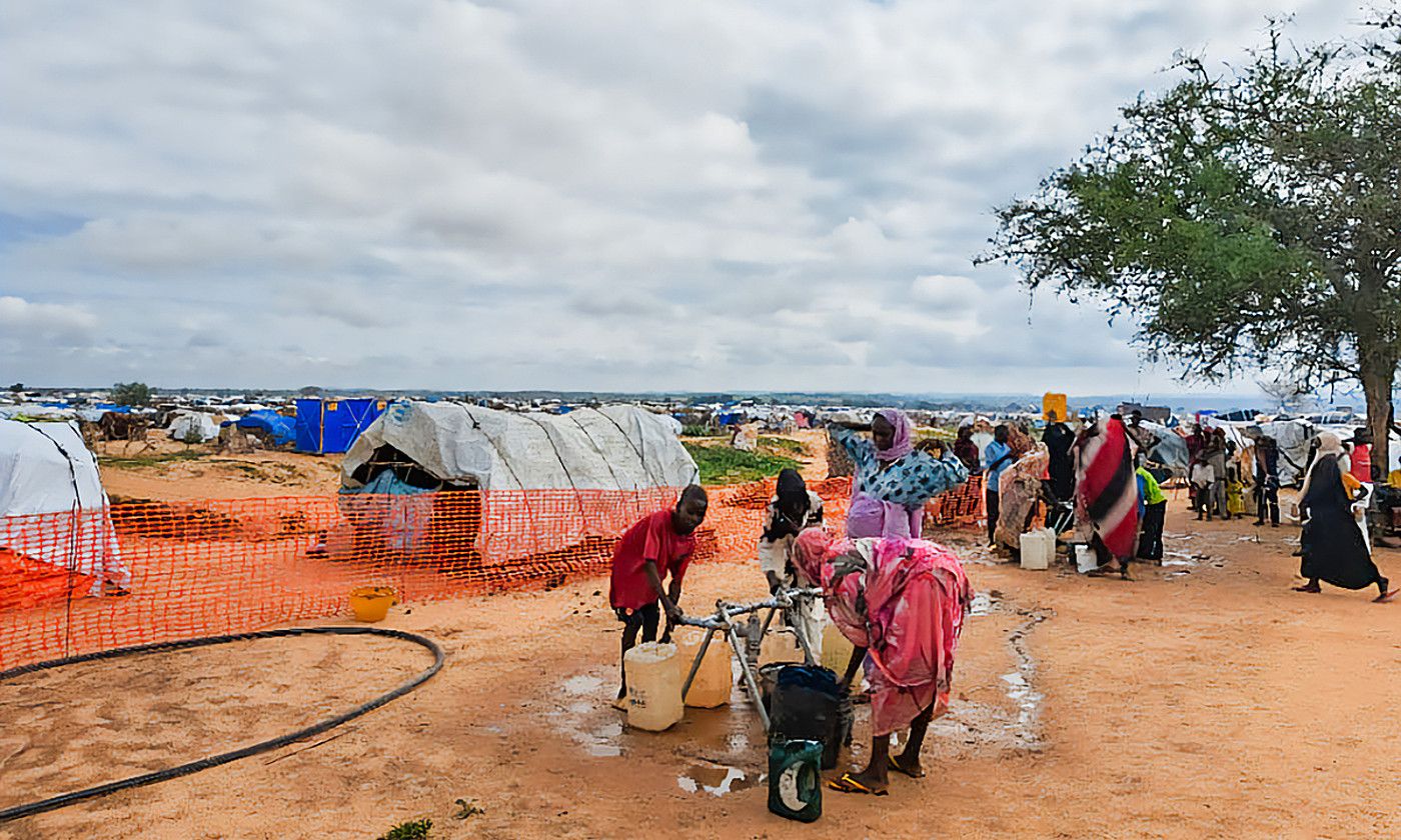 Hainbat errefuxiatu sudandar, Adreko kanpaleku batean, abuztu hasieran, Txaden. MSF MUGARIK GABEKO MEDIKUAK / EFE.