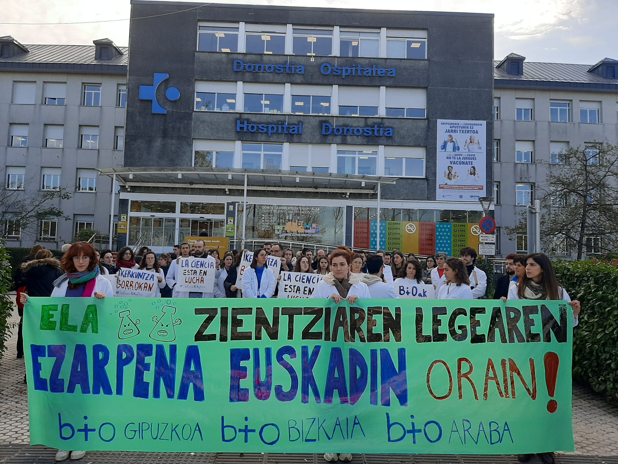 Biogipuzkoako langileek iazko abenduan eginiko protestaren irudia, Donostia ospitalean. BERRIA