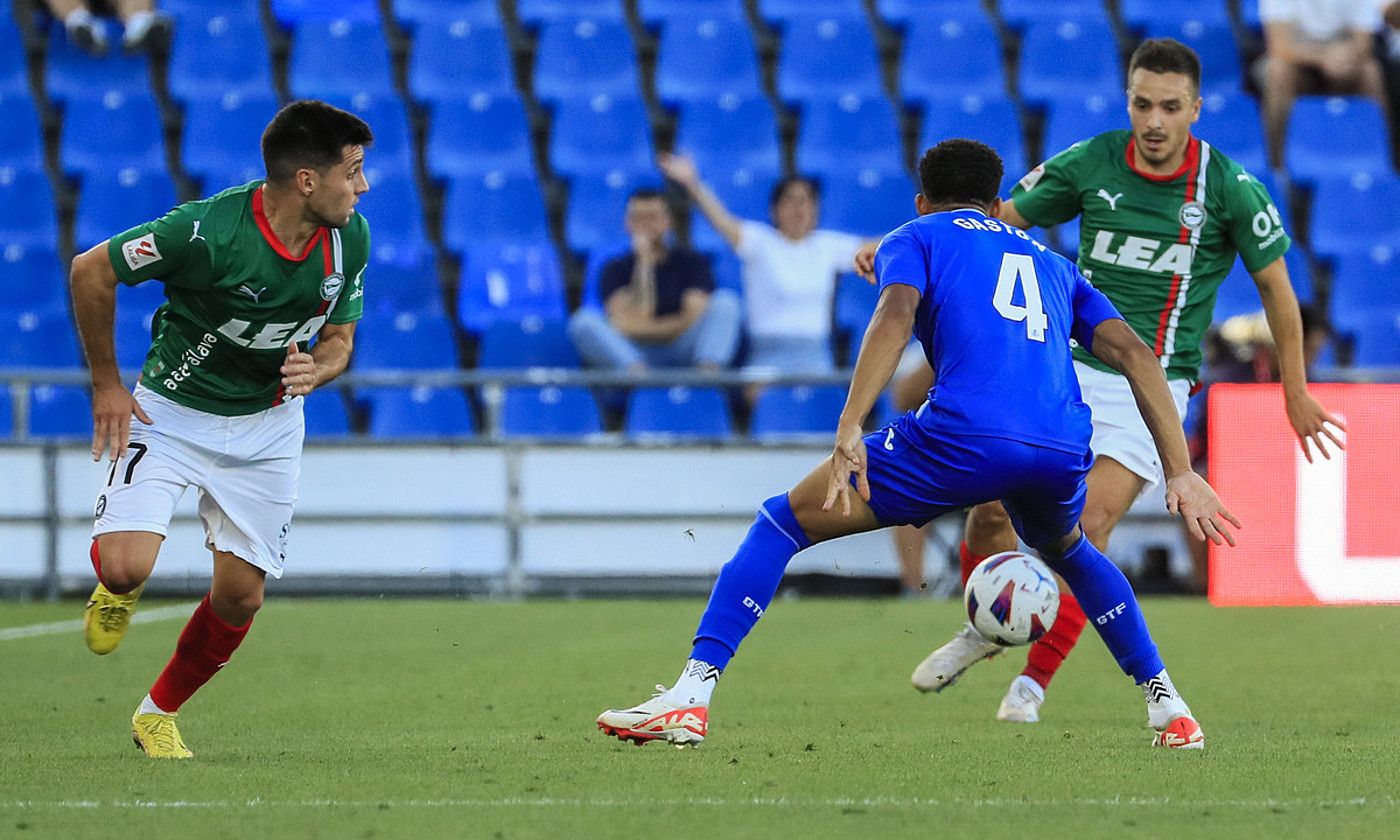 Alaveseko Andoni Gorosabel eta Xeber Alkain jokaldi bat lotu nahian, erdian Getafeko jokalari bat dutela. FERNANDO ALVARADO / EFE. Alaveseko Andoni Gorosabel eta Xeber Alkain jokaldi bat lotu nahian, erdian Getafeko jokalari bat dutela. FERNANDO ALVARADO / EFE.