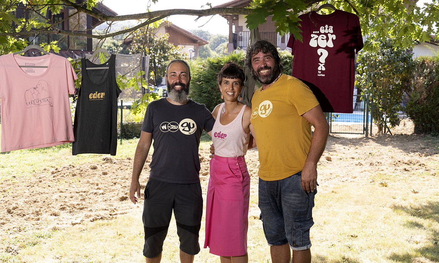 Jon Atxa, Begoña Urbieta eta Igor de Castro, Lekunberrin (Nafarroa). IÑIGO URIZ / FOKU. Jon Atxa, Begoña Urbieta eta Igor de Castro, Lekunberrin (Nafarroa). IÑIGO URIZ / FOKU.