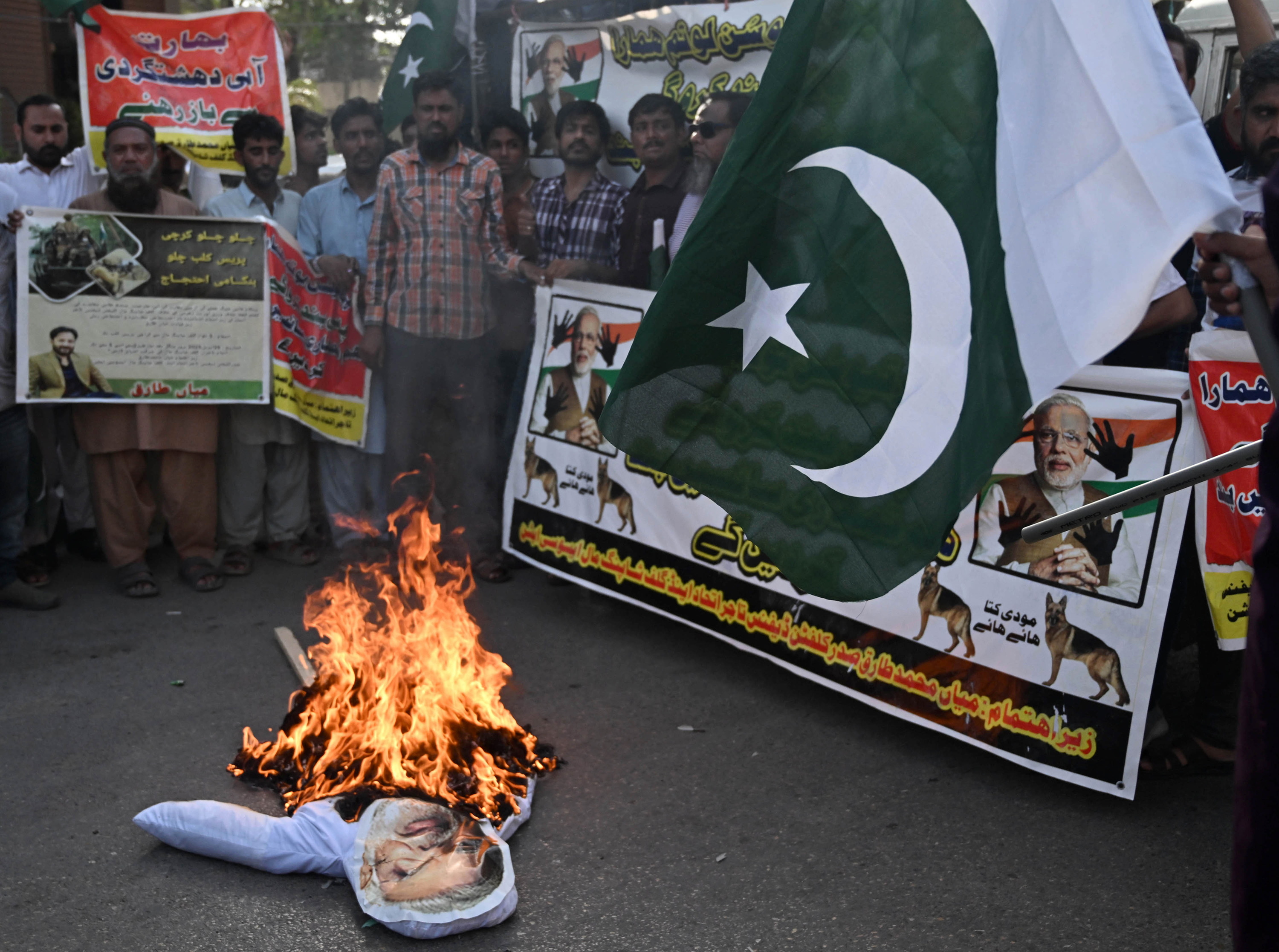 Pakistango manifestariak, Indiako lehen ministro Narendra Modi irudikatzen duen panpina bat erretzen. REHAN KHAN / EFE
