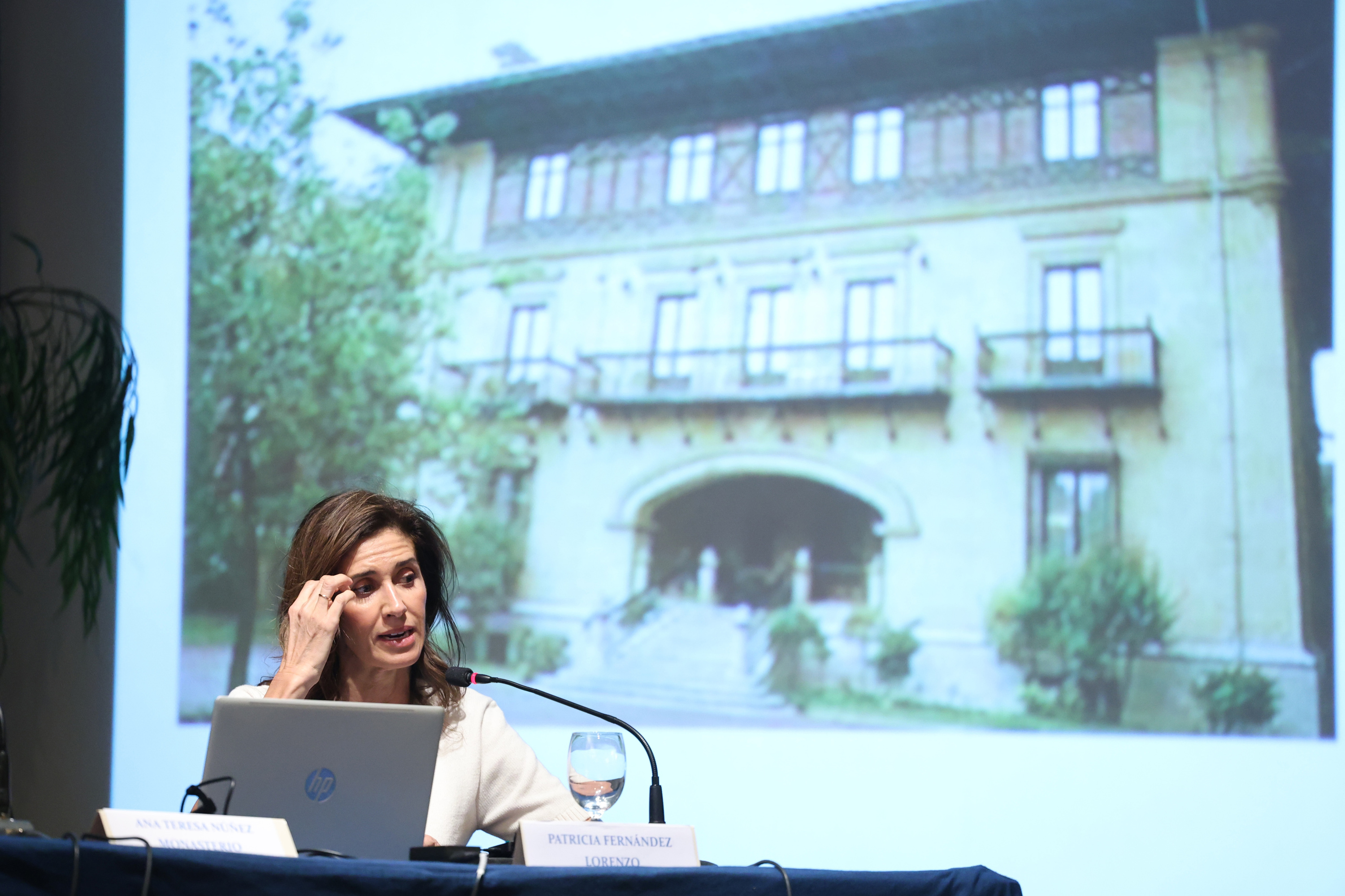 Patricia Fernandez Lorenzo, Gernika-Lumon emandako hitzaldian, atzean Ibaigane jauregiaren irudia duela. OSKAR MATXIN EDESA / FOKU