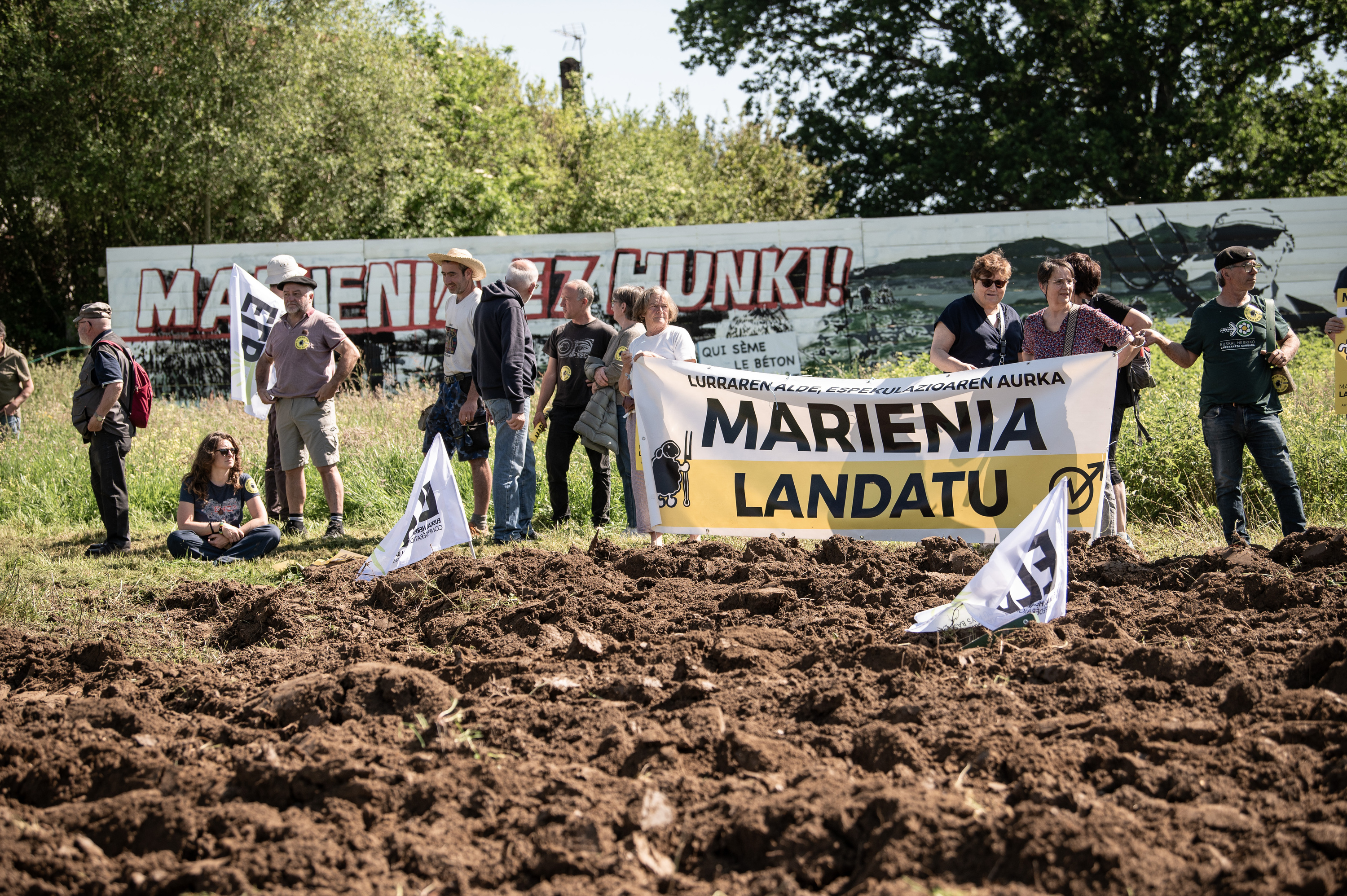 Eragileek Marieneko lurretan egin duten prentsaurrekoa, gaur goizean, Kanbon. PATXI BELTZAIZ