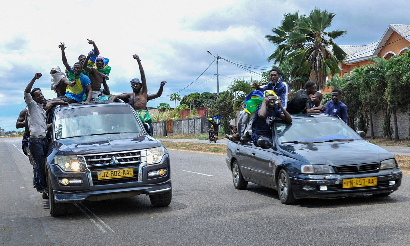 Gabongo herritarrak militarren estatu kolpea ospatzen, asteazkenean, Akandan (Gabon). EFE.
