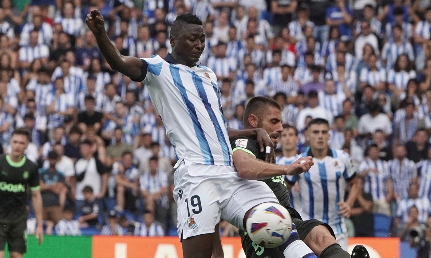 Umar Sadiq, Gironaren aurkako partidan, baloiaren lehian. ANDONI CANELLADA / FOKU. Umar Sadiq, Gironaren aurkako partidan, baloiaren lehian. ANDONI CANELLADA / FOKU.