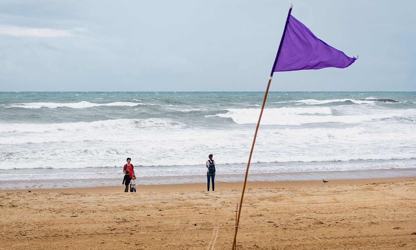 Algek eragiten duten arriskuaren ohartarazpena, bandera morea jarrita, artxiboko irudi batean. GUILLAUME FAUVEAU.