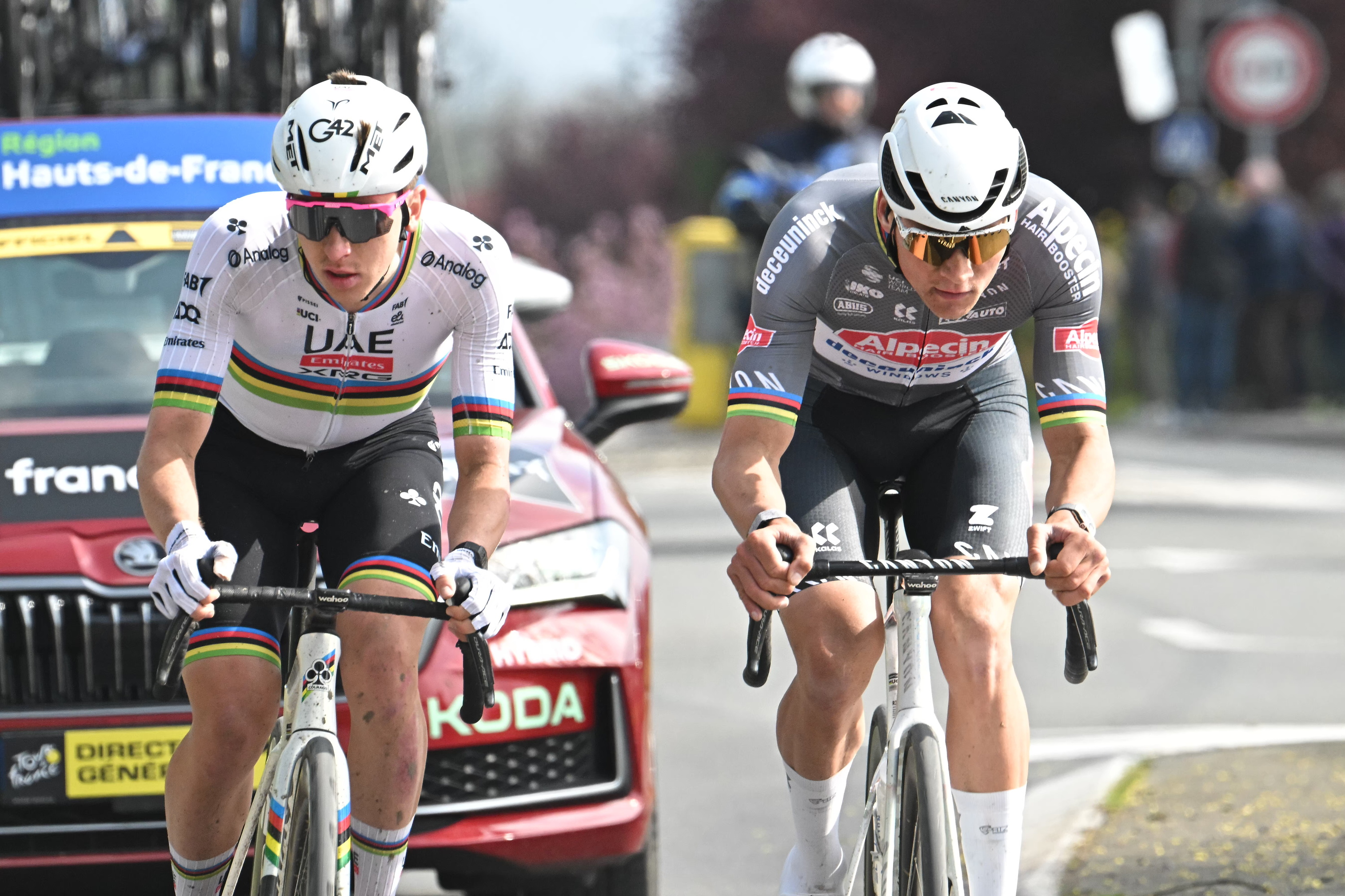 Tadej Pogacar eta Mathieu van der Poel, aurtengo Paris-Roubaixen. PAPON BERNARD / EFE