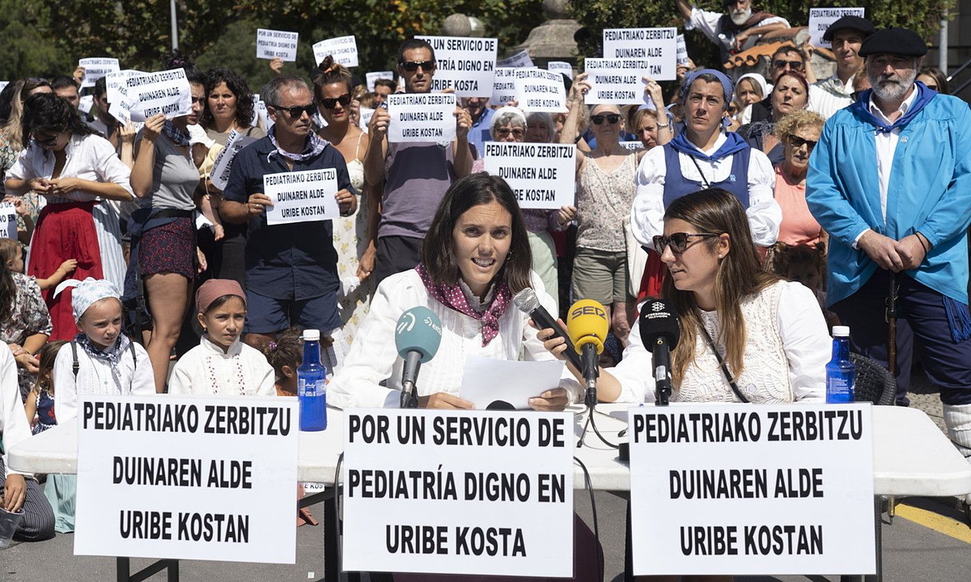 Pediatria zerbitzu duina eskatzeko protesta egin zuten herritarrek atzo, Plentziako osasun zentroan. MONIKA DEL VALLE / FOKU. Pediatria zerbitzu duina eskatzeko protesta egin zuten herritarrek atzo, Plentziako osasun zentroan. MONIKA DEL VALLE / FOKU.