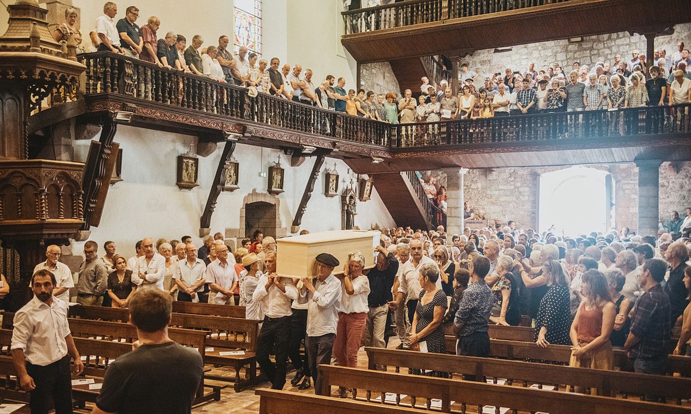 Graxi Etxebehereren omenaldian hilkutxa hartu zuten momentua, atzo arratsaldean, Ortzaizen. GUILLAUME FAUVEAU. Graxi Etxebehereren omenaldian hilkutxa hartu zuten momentua, atzo arratsaldean, Ortzaizen. GUILLAUME FAUVEAU.