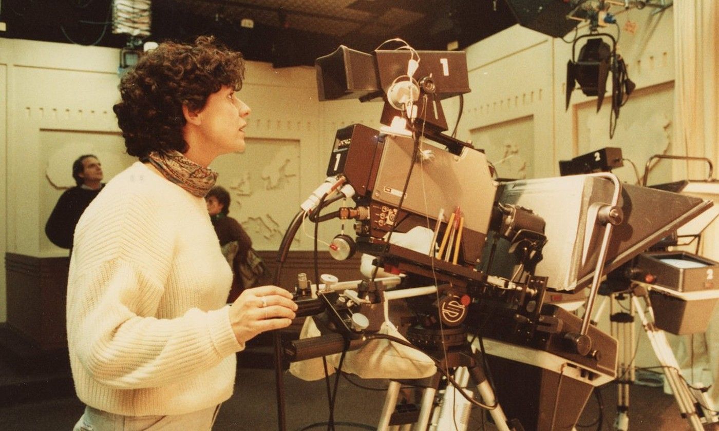 TV3eko langile bat probako lehen emankizunetan, 1983ko irailean. CCMA.