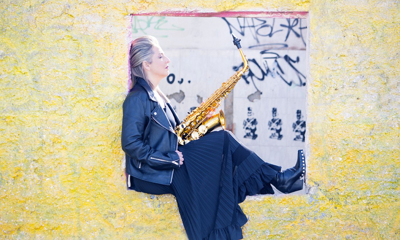 Xelo Giner saxofoi jolea, artxiboko argazki batean. MUSIKA HAMABOSTALDIA.