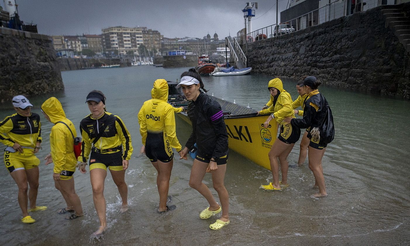 Orioko arraunlariak, atzo, Donostiako kaian, Kontxako bandera jokatu aurreko azken entrenamenduan. GORKA RUBIO / FOKU.