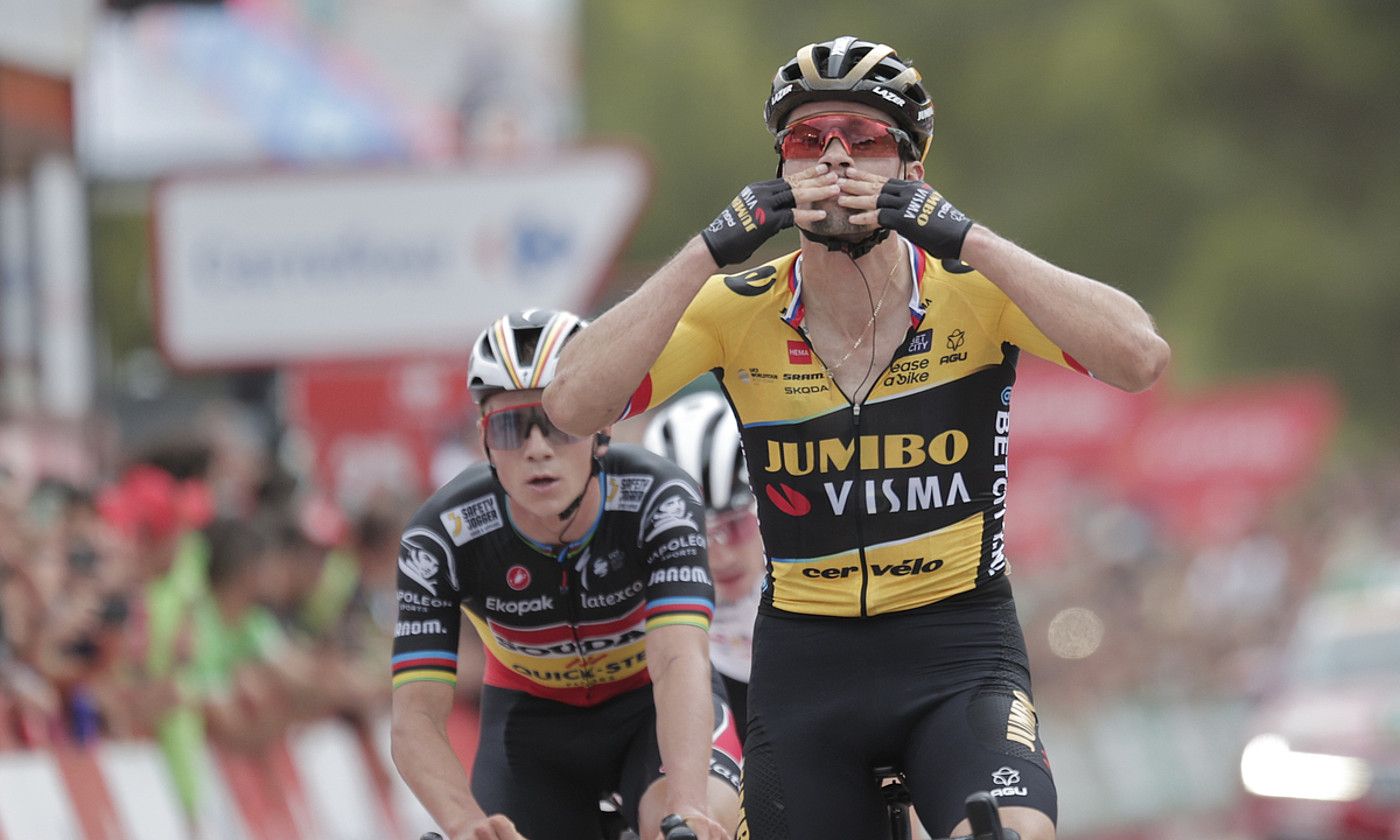 Primoz Roglic atzo, helmugan, Espainiako Vueltan lortutako garaipena ospatzen. MANUEL BRUQUE / EFE. Primoz Roglic atzo, helmugan, Espainiako Vueltan lortutako garaipena ospatzen. MANUEL BRUQUE / EFE.