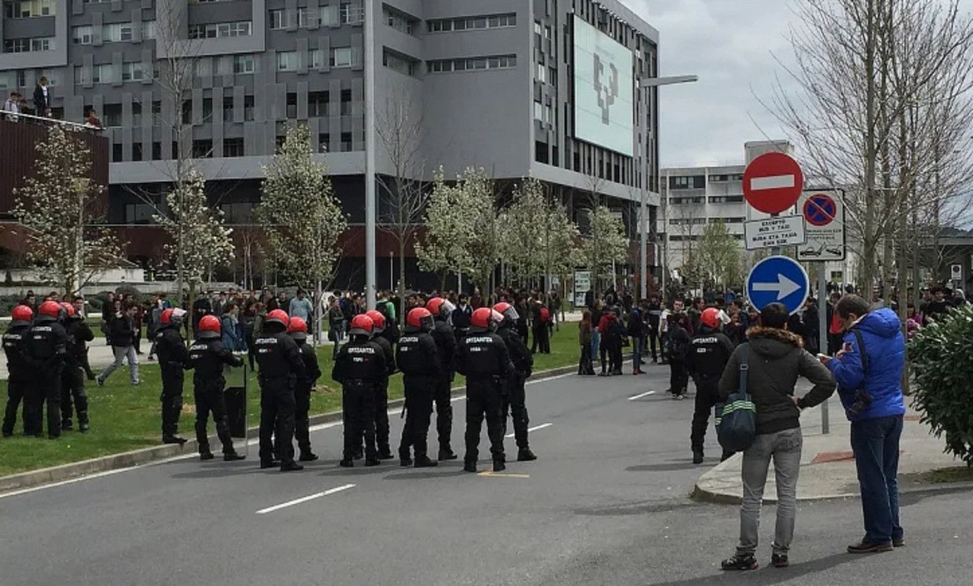 Polizia campusean, 2016ko apirilaren 26an egin zuten mobilizazioan. BERRIA.