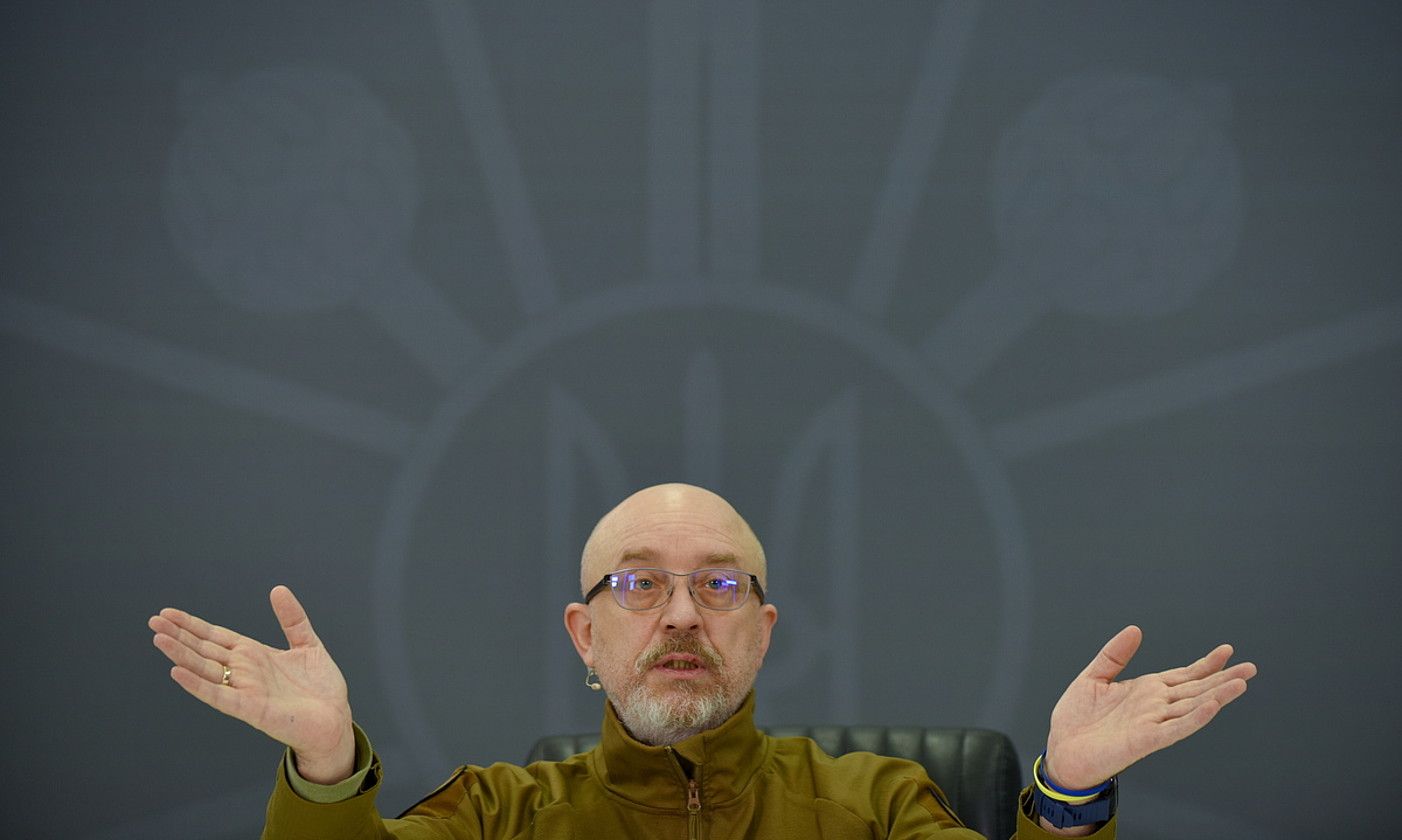 Oleksii Reznikov azkeneko 22 hilabeteotan Ukrainako Defentsa ministro izandakoa prentsa agerraldi batean, aurreko otsailean. OLEG PETRASIUK / EFE. Oleksii Reznikov azkeneko 22 hilabeteotan Ukrainako Defentsa ministro izandakoa prentsa agerraldi batean, aurreko otsailean. OLEG PETRASIUK / EFE.