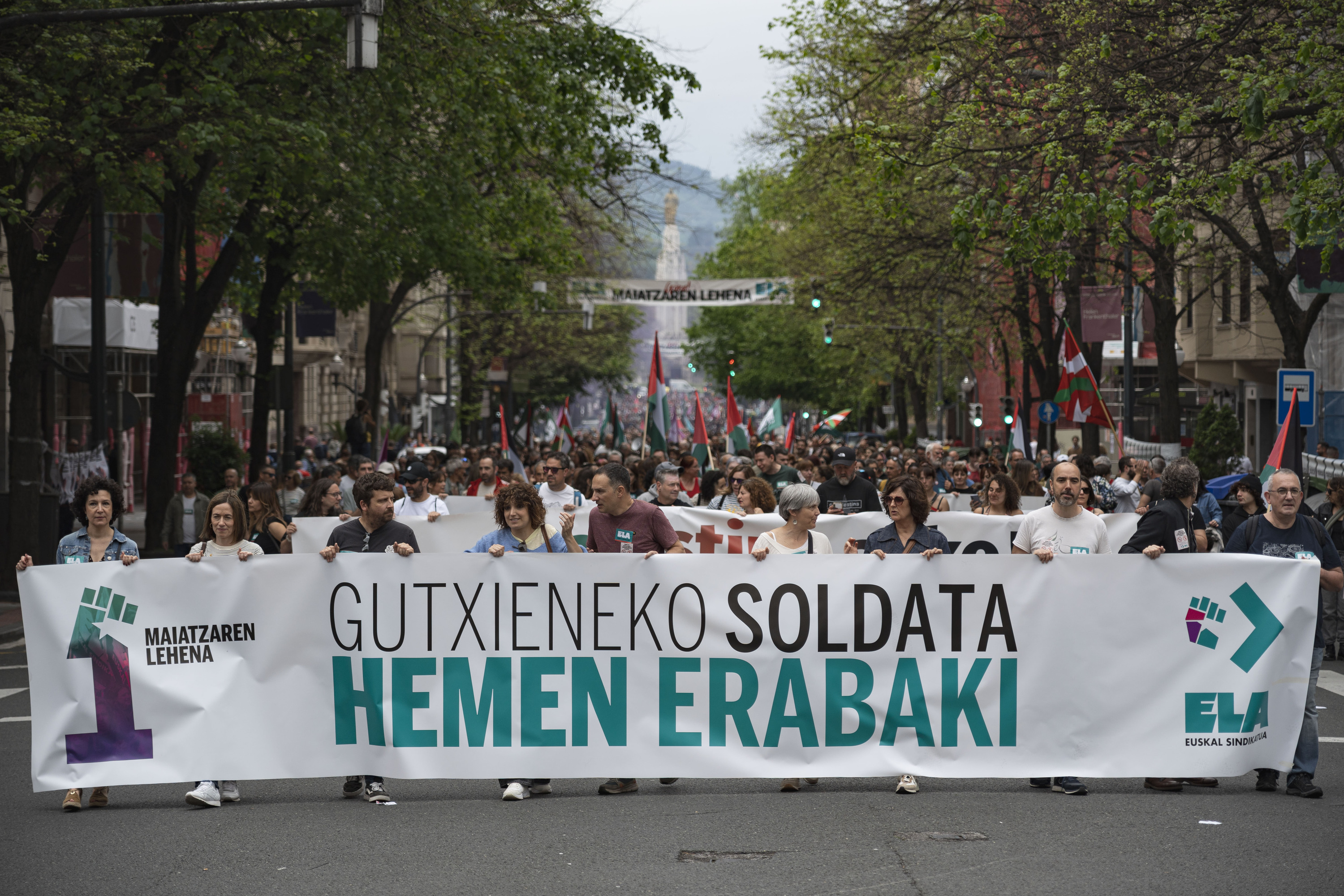 ELAren Maiatzaren Leheneko manifestazoa, Bilbon. Pankartaren erdian ageri da MItxel Lakuntza idazkari nagusia. ARITZ LOIOLA / FOKU