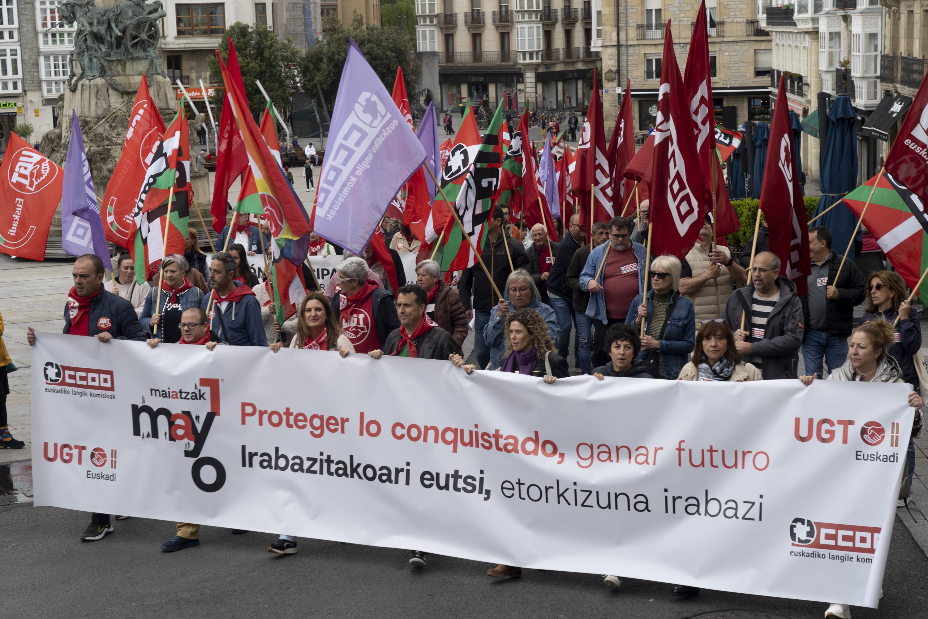 CCOOk eta UGTk Hego Euskal Herriko lau hiriburuetan egin dituzte manifestazioak; irudian, Gasteizkoa. RAUL BOGAJO / FOKU