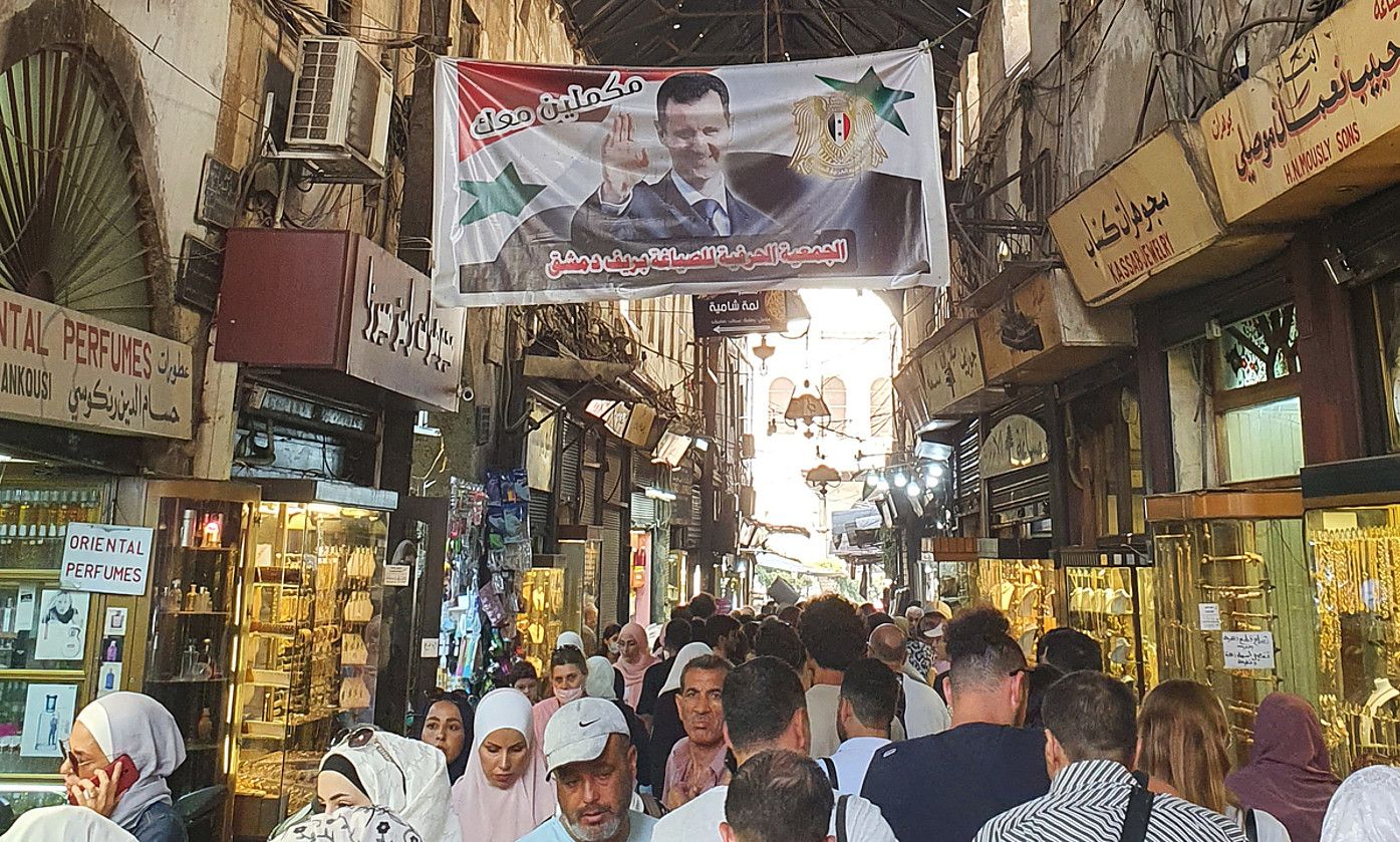 Damasko erdialdeko merkatua, Al-Assaden bandera bat erdian duela. J. C. VEGA.
