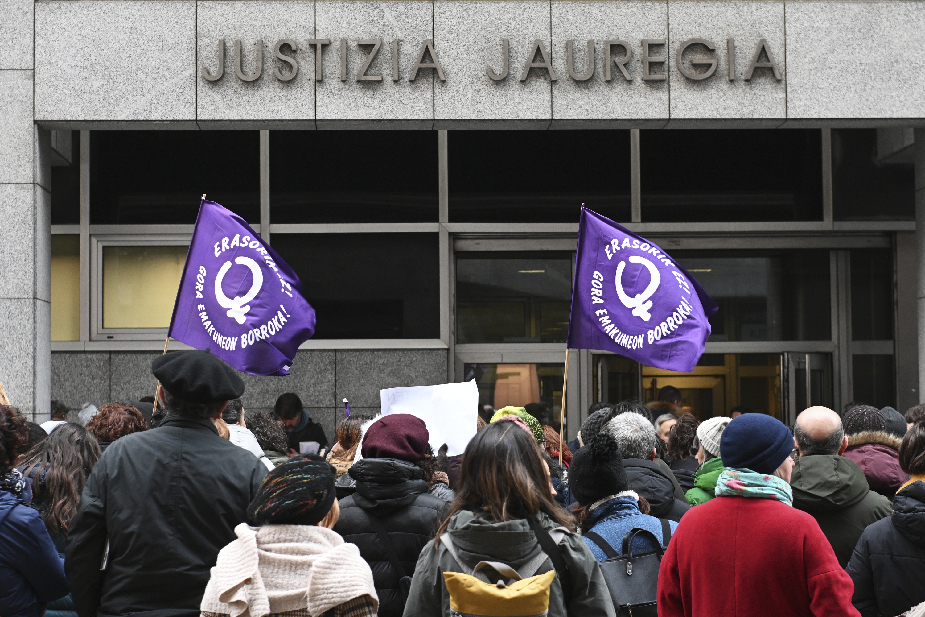 Gernikako Sare Feminista Bilboko Justizia Jauregiaren aitzinean, artxiboko irudian. MIKEL MARTINEZ DE TRESPUENTES / FOKU