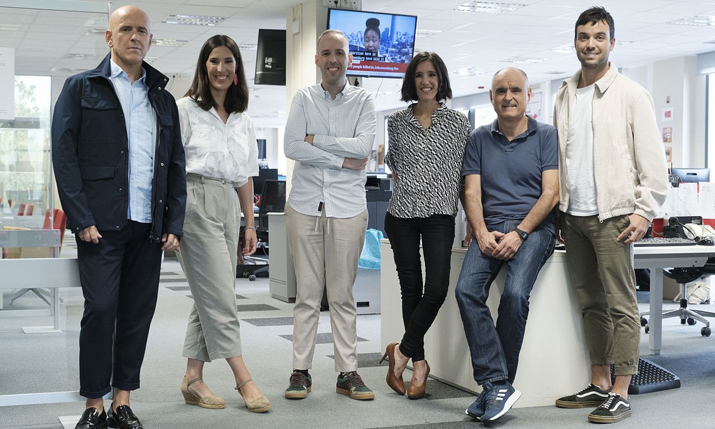 Joseina Etxeberria, Olaia Urtiaga, Gorka Otaegi, Maider Segurola, Manu Etxezortu eta Mikel Rotaetxe. EITB. Joseina Etxeberria, Olaia Urtiaga, Gorka Otaegi, Maider Segurola, Manu Etxezortu eta Mikel Rotaetxe. EITB.