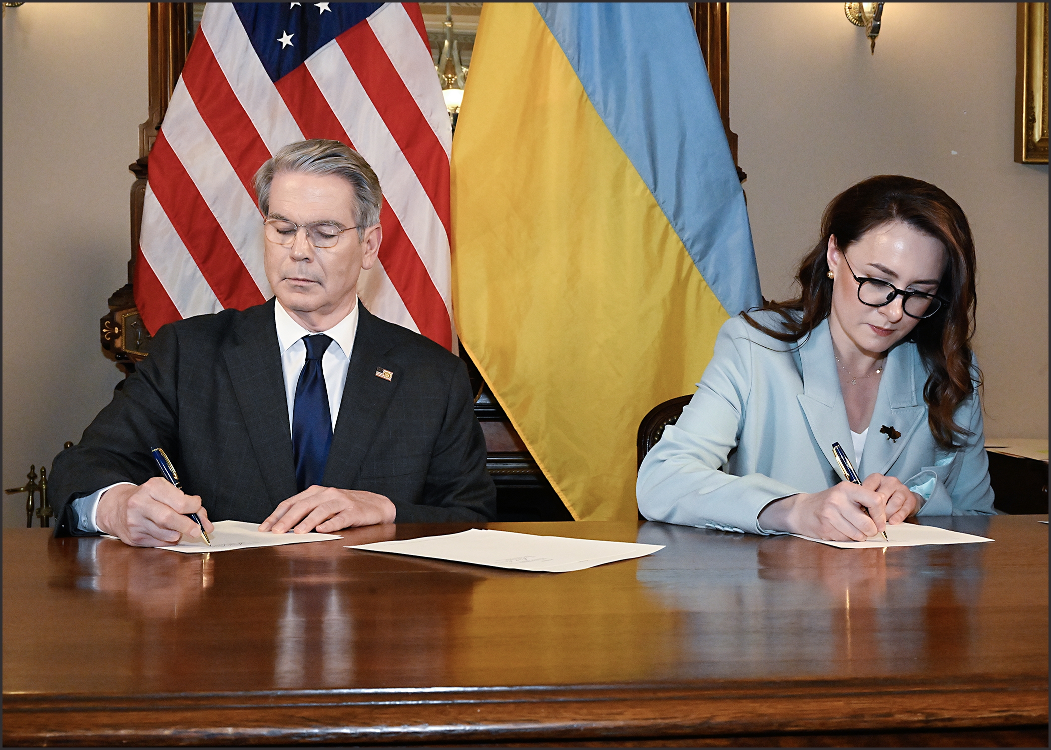  Scott Bessent AEBetako Altxorraren idazkaria eta Julia Sviridenko Ukrainako Ekonomia ministroa ituna sinatzen, Washingtonen. BERRIA