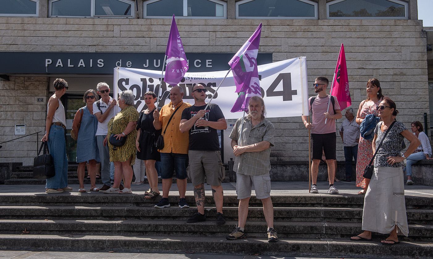 Nid Marineko Sud Solidaires sindikatuaren mobilizazioa, atzo, Baionako Auzitegiaren atarian. GUILLAUME FAUVEAU.