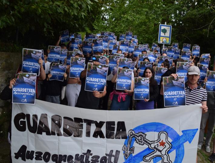 AZGAko kideak Donostiako Guardetxean, eraikina okupatu zuten egunean. BERRIA