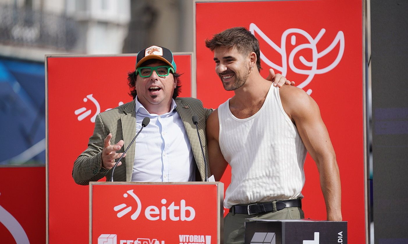 Iñigo Agirrek eta Mikel Perezek Bikote bionikoa saio berria aurkeztuko dute ETB1en. ENDIKA PORTILLO / FOKU. Iñigo Agirrek eta Mikel Perezek Bikote bionikoa saio berria aurkeztuko dute ETB1en. ENDIKA PORTILLO / FOKU.